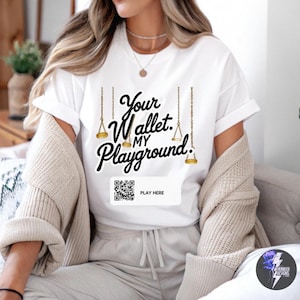Deine Geldbörse. Meine Spielwiese | Findet QR-Code Design | Domme T-Shirt Grafik | Zahlschwein Tribut Art Findom FemDom T-Shirt