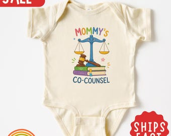 Mommys Co Counsel ベビーボディスーツ、かわいい弁護士新生児シャツ、弁護士ママへのベビーギフト、ロースクールベビーシャワーギフト、未来の弁護士