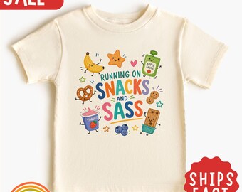 Maglietta per bambini "Running On Snacks And Sass", maglietta divertente per bambini con snack, maglietta carina per bambini amanti del cibo, maglietta per bambina impertinente, regalo per bambini