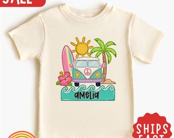Camiseta personalizada con nombre para niña, estilo retro veraniego, regalo bohemio para niña playera, camiseta con nombre para furgoneta de surf, camiseta de vacaciones.