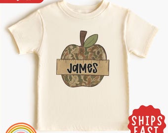 Camiseta personalizada con estampado de camuflaje y nombre de manzana, camiseta personalizada para niños pequeños para la vuelta al cole, camiseta escolar de camuflaje para niños, primer día de colegio.