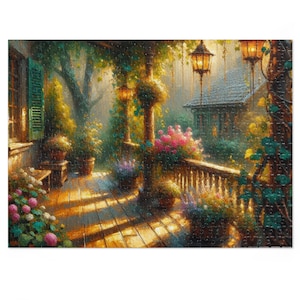 Puede incluir: Una pintura de un porche con una barandilla de madera y una vista de un exuberante jardín verde. El porche está decorado con plantas colgantes y linternas. La escena está bañada en una cálida luz dorada.