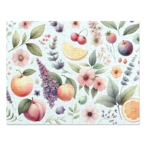 Peut inclure: Un puzzle coloré avec un motif aquarelle de fruits et de fleurs. Le puzzle comprend des pommes, des pêches, des cerises et des tranches d'orange, ainsi que des fleurs roses et violettes et des feuilles vertes. Le fond est bleu clair.