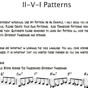 Puede incluir: Una partitura de música en blanco y negro con el título "II-V-I Patterns". La partitura incluye un pentagrama con notas y acordes, y un texto que explica cómo practicar los patrones II-V-I en diferentes intervalos. El texto también menciona que los patrones II-V-I son importantes para aprender el lenguaje del jazz.