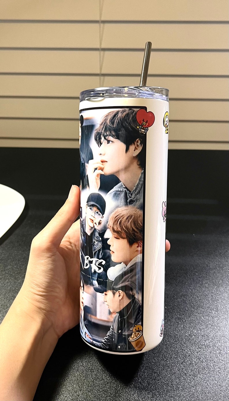 Angepasster Bangtan Becher, BTS Becher, BTS Becher Merch, BT21 Becher, personalisierte BTS Tasse, 20 Unzen Skinny Straight mit Metallstrohhalm Bild 2