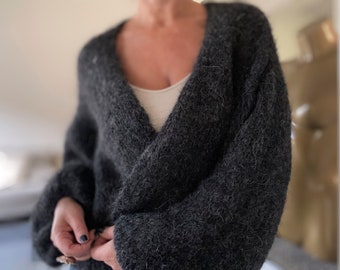 cardigan en laine pour femme, cardigan noir en alpaga mérinos, cardigan à manches ballon, cardigan surdimensionné, cardigan à manches bouffantes, cardigan en tricot à la main