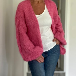 Cardigan en laine rose, cardigan rose en alpaga mérinos, cardigan moelleux et confortable, manches longues ballon, veste en tricot rose, fabriqué sur commande image 6