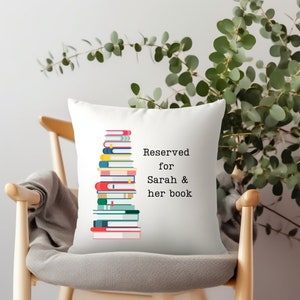 Almohada de libro de lectura personalizada, almohada de libro personalizada, almohada de lector, decoración de libro. Almohada de la biblioteca del hogar, almohada de libro, decoración del hogar del libro imagen 1