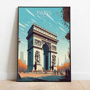 以下が含まれることがあります： フランスのパリにある凱旋門を描いたヴィンテージの旅行ポスター。ポスターは、白い雲のある青い空と、背景に茶色の木があります。ポスターの上部には「PARIS FRANCE」の文字があります。