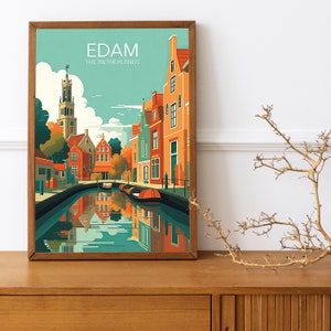 Könnte beinhalten: Eine farbenfrohe Illustration eines Kanals in Edam, Niederlande. Die Illustration zeigt einen Kanal mit Booten, Gebäuden und einem Kirchturm.