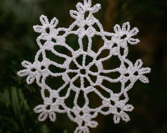 Handgemaakt gehaakt sneeuwvlokornament – kerstdecoratie van wit katoen