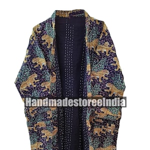 Könnte beinhalten: Langer, offen geschnittener Bademantel mit dunkelblauem Innenfutter und gemusterter Außenseite. Die Außenseite zeigt ein sich wiederholendes Design aus goldenen Leoparden und grünem Laub auf dunkelviolettem Hintergrund. Der Text "Handmadestoreelndia" ist sichtbar.