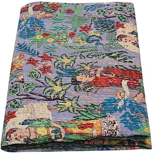 Könnte beinhalten: Eine gefaltete, handgenähte Steppdecke mit lavendelfarbenem Hintergrund. Die Steppdecke zeigt ein farbenfrohes Design aus Palmen, Blumen und Figuren in Rot, Gelb und Blau. Die Steppdecke ist aus weichem Stoff.