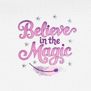 Puede incluir: Diseño bordado con las palabras "Believe in the Magic" en escritura rosa, acentuado con estrellas plateadas y una pluma morada y rosa sobre un fondo blanco. El diseño es caprichoso y decorativo.