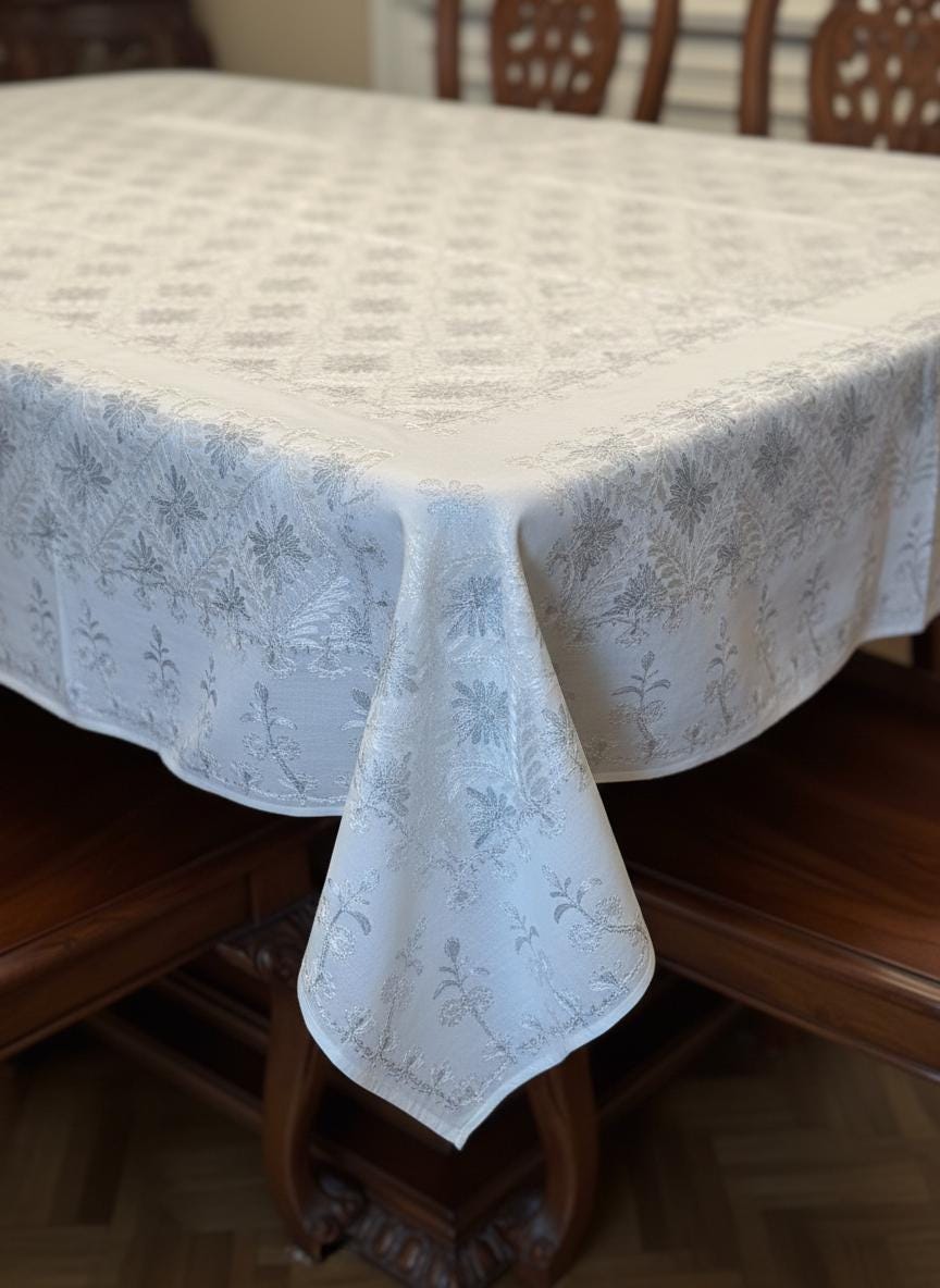 Nappe Rectangulaire Blanche Brodée Main – 6 Serviettes Assorties – Motif éventails