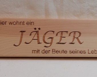 Türschild " Hier wohnt ein Jäger mit der Beute seines Lebens" Zirbelholz , Kieferholz