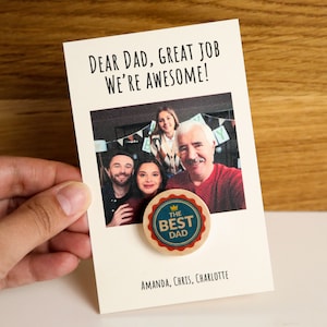 Biglietto personalizzato per il padre con gettone in legno. Biglietto per la festa del papà "Caro papà, ottimo lavoro. Siamo fantastici!"