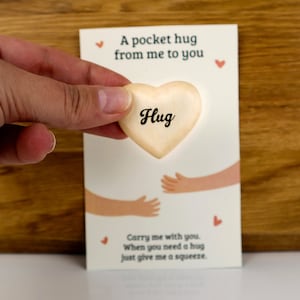 Coeur câlin de poche avec carte de deuil - cadeau édifiant et encourageant pour elle. Bois de tilleul