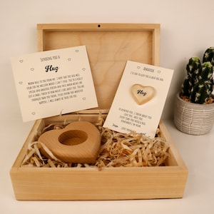 Abrazo en una caja: regalo de madera de tilo hecho a mano