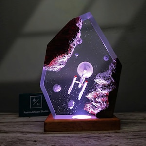 Star Trek USS Voyager NCC-74656 figure, USS voyager ncc-74656 statue, star trek model, spaceship lights, Diorama Ncc 1701C, Resin art decor NCC 1701 (KT)