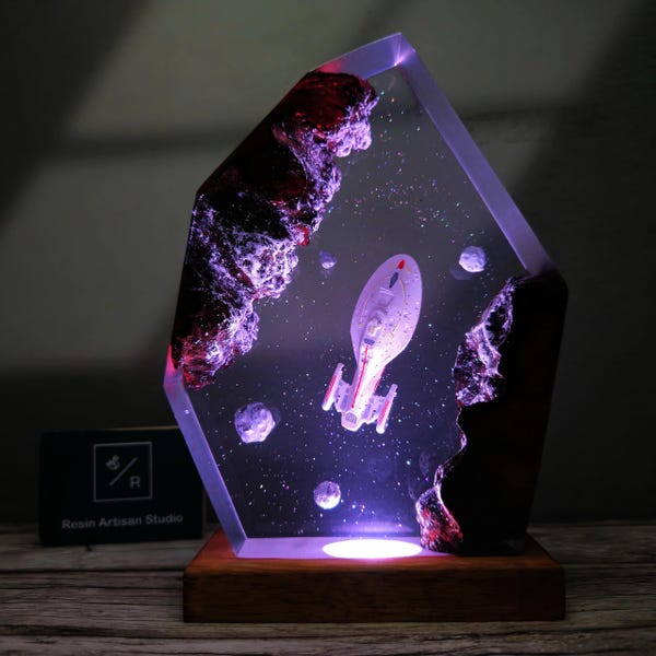 Star Trek USS Voyager NCC-74656 figure, USS voyager ncc-74656 statue, star trek model, spaceship lights, Diorama Ncc 1701C, Resin art decor