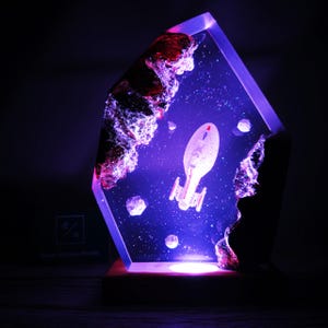 Star Trek USS Voyager NCC-74656 figure, USS voyager ncc-74656 statue, star trek model, spaceship lights, Diorama Ncc 1701C, Resin art decor image 5