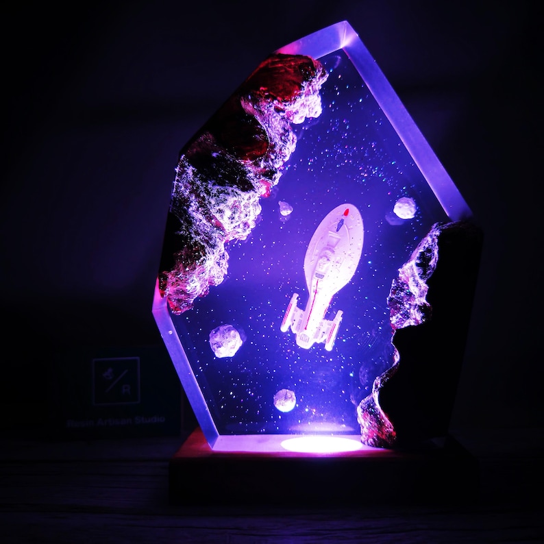 Star Trek USS Voyager NCC-74656 figure, USS voyager ncc-74656 statue, star trek model, spaceship lights, Diorama Ncc 1701C, Resin art decor image 5