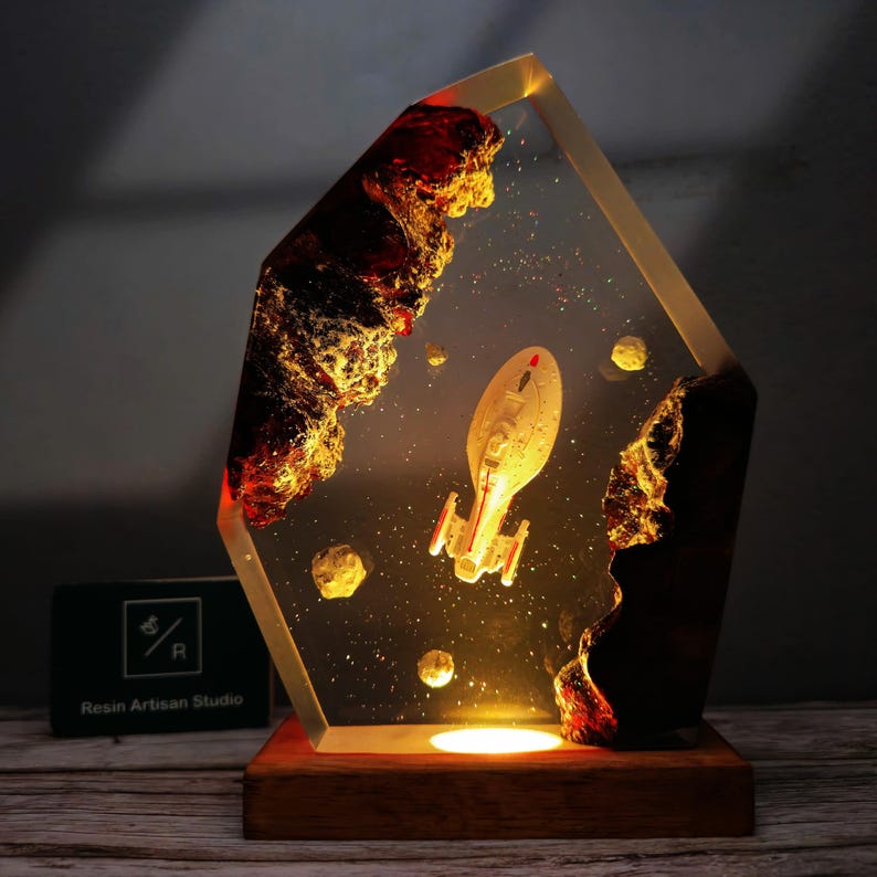 Star Trek USS Voyager NCC-74656 figure, USS voyager ncc-74656 statue, star trek model, spaceship lights, Diorama Ncc 1701C, Resin art decor image 7