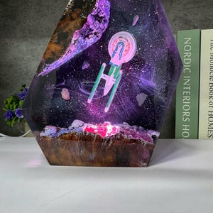 Star Trek USS Voyager NCC-74656 figure, USS voyager ncc-74656 statue, star trek model, spaceship lights, Diorama Ncc 1701C, Resin art decor NCC 2000