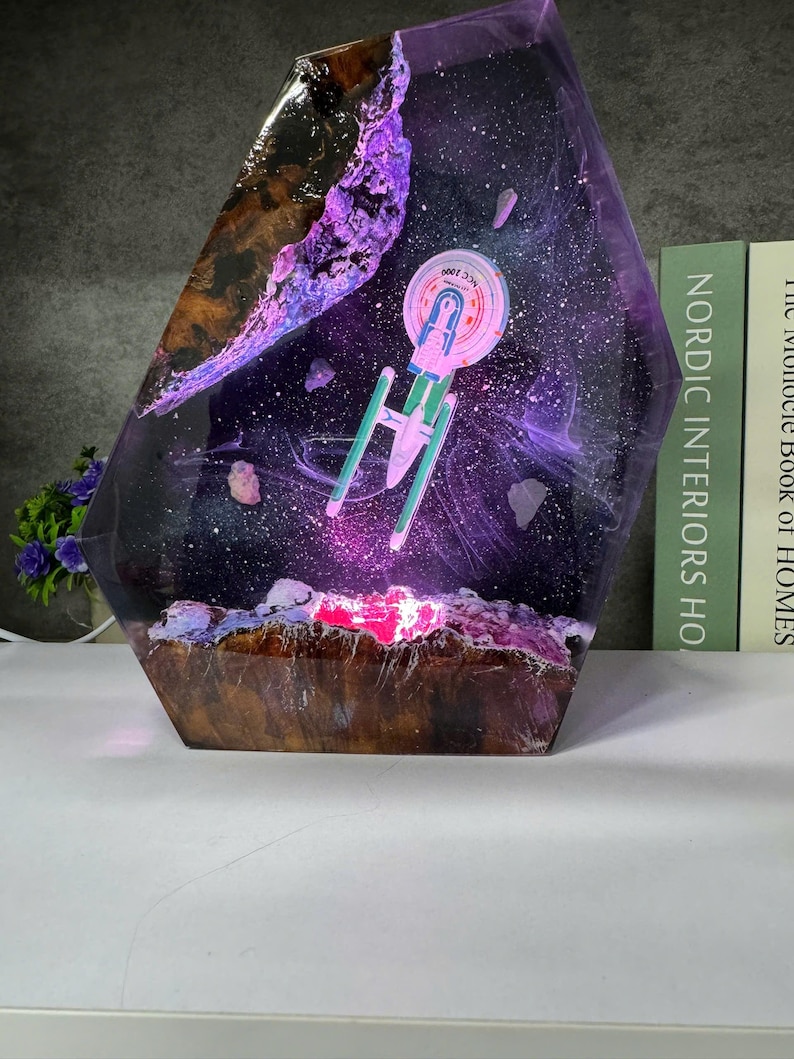 Star Trek USS Voyager NCC-74656 figure, USS voyager ncc-74656 statue, star trek model, spaceship lights, Diorama Ncc 1701C, Resin art decor NCC 2000