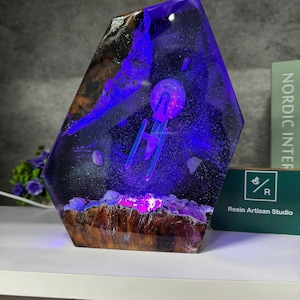 Star Trek USS Voyager NCC-74656 figure, USS voyager ncc-74656 statue, star trek model, spaceship lights, Diorama Ncc 1701C, Resin art decor image 13