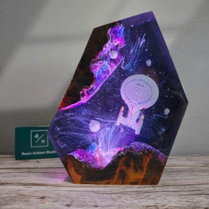 Star Trek USS Voyager NCC-74656 figure, USS voyager ncc-74656 statue, star trek model, spaceship lights, Diorama Ncc 1701C, Resin art decor NCC 1701D (GA)