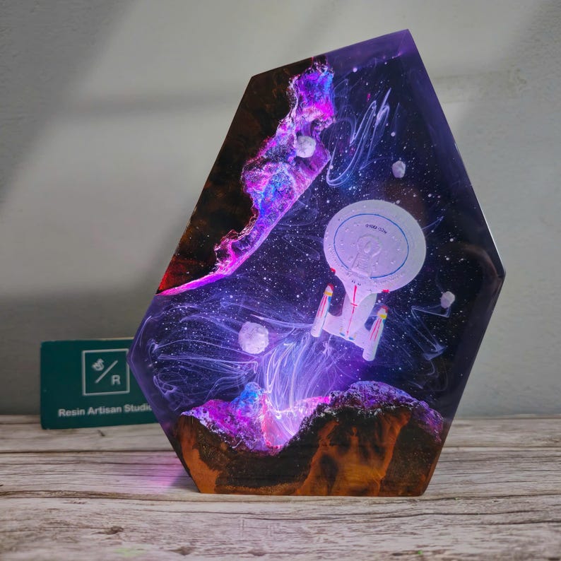 Star Trek USS Voyager NCC-74656 figure, USS voyager ncc-74656 statue, star trek model, spaceship lights, Diorama Ncc 1701C, Resin art decor NCC 1701D (GA)