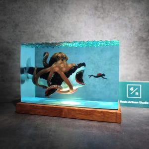 Weihnachtsgeschenk 2025, weißer Hai, Riesenkrake kämpft mit Meg Fisch, Harzlampe, Oktopuslampe, Diorama Krake, Diorama Wohndekorlampe, Lampe