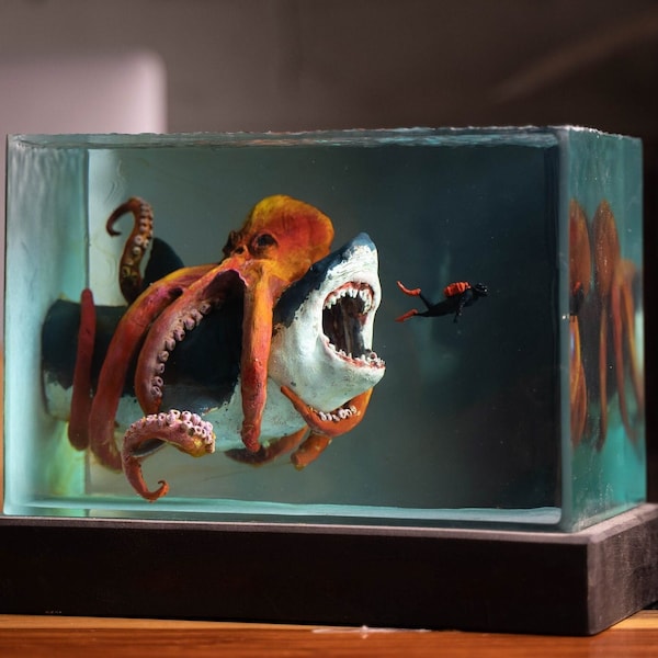 The Meg 2, Giant octopus fights with Meg fish resin lamp, Octopus lamp, The Meg lamp, Diorama octopus, diorama home decor lamp, the trench