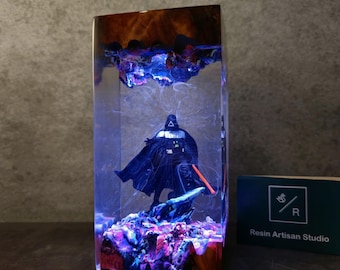Diorama Da.rth Va.der Lampe, Harz Holz Lampe, Geschenk für Ihn, Lichtschwert Säbel, Lichtschwert Säbel, Starwar Lampe, Starwar Lampe, Valentinstag Geschenk