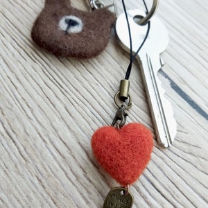 Pendentif cœur feutré cadeau Saint Valentin bijoux charm porte clés fait main et unique Jeanne Landart 1. Rouge-Orangé