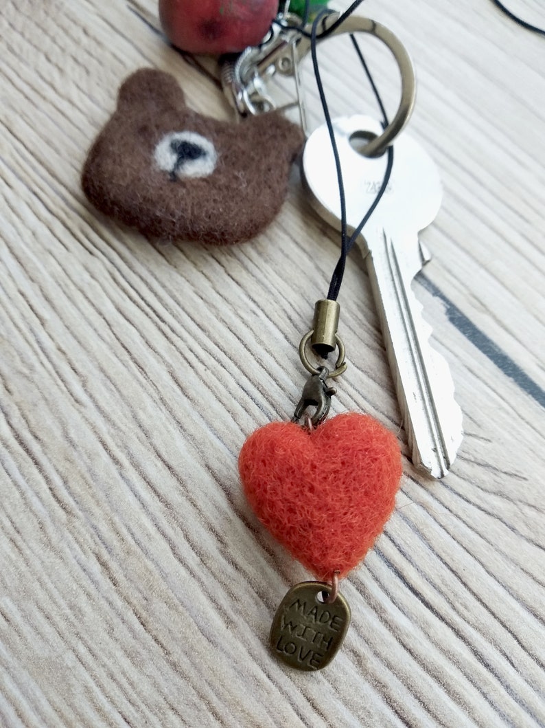 Pendentif cœur feutré cadeau Saint Valentin bijoux charm porte clés fait main et unique Jeanne Landart 1. Rouge-Orangé