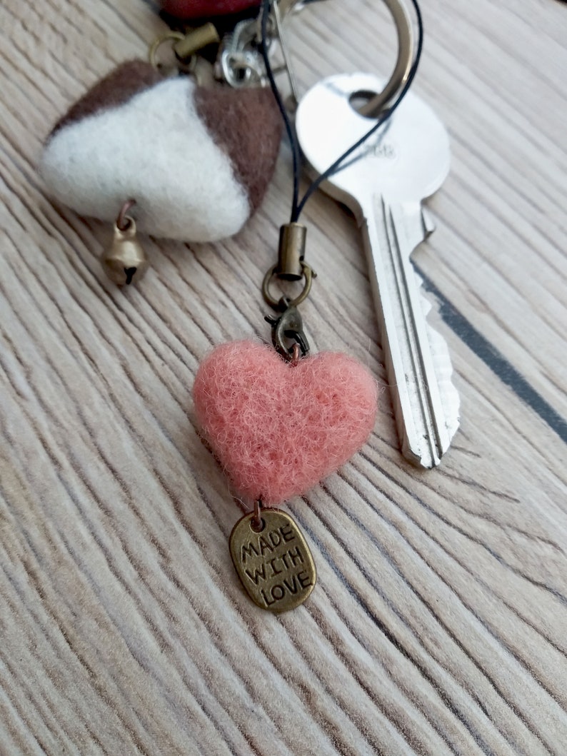Pendentif cœur feutré cadeau Saint Valentin bijoux charm porte clés fait main et unique Jeanne Landart 2. Rose Pêche