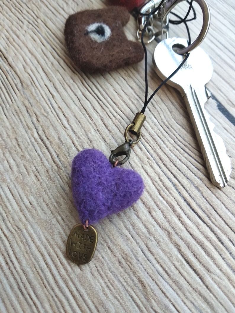 Pendentif cœur feutré cadeau Saint Valentin bijoux charm porte clés fait main et unique Jeanne Landart 8. Violet