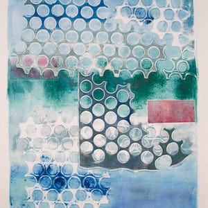 Op de afbeelding: Abstracte kunstafdruk met een aquareleffect. Het kunstwerk toont overlappende vormen en patronen in tinten blauw, groen en wit. Er is ook een kleine rode rechthoek aanwezig. De print heeft een getextureerd uiterlijk.