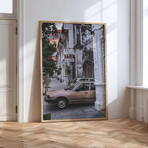 Koloniale straat met oldtimer – Stedelijke fotografieprint uit Zuidoost-Azië – Documentaire over erfgoedarchitectuur als muurdecoratie