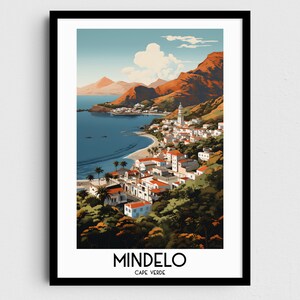 Puede incluir: Un cartel de viaje vintage con una ilustración colorida de Mindelo, Cabo Verde. El cartel representa un pueblo blanco enclavado entre colinas verdes y un océano azul.