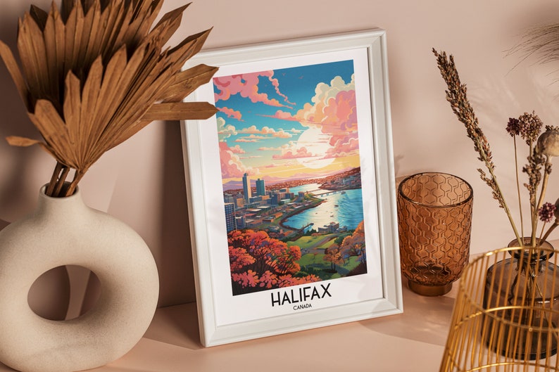 K&ouml;nnte beinhalten: Ein gerahmter Druck einer farbenfrohen Illustration der Skyline von Halifax mit einem rosa und blauen Himmel, Wasser und B&auml;umen. Der Druck tr&auml;gt den Text "HALIFAX CANADA" am unteren Rand.