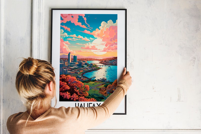 K&ouml;nnte beinhalten: Ein gerahmter Druck einer farbenfrohen Stadtlandschaft mit einem Gew&auml;sser und einem Sonnenuntergangshimmel. Der Druck tr&auml;gt den Titel "Halifax".