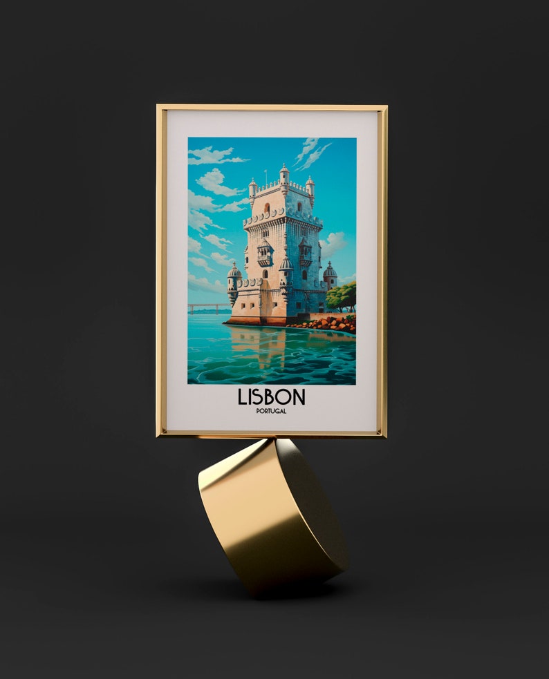 Op de afbeelding: Een ingelijste print van een witte toren met een blauwe lucht en water op de achtergrond. De tekst "LISBON PORTUGAL" staat onder de afbeelding.