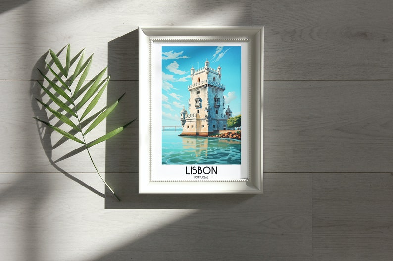 Op de afbeelding: Een witte ingelijste print van een aquarel van een toren op het water in Lissabon, Portugal. De tekst "LISBON" en "PORTUGAL" staat onder de afbeelding.