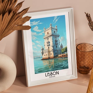 Op de afbeelding: Een witte ingelijste print met een kleurrijke illustratie van een toren in Lissabon, Portugal. De tekst "LISBON, PORTUGAL" is onder de illustratie gedrukt.