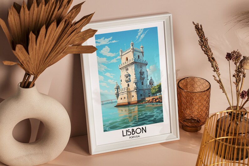 Op de afbeelding: Een witte ingelijste print met een kleurrijke illustratie van een toren in Lissabon, Portugal. De tekst "LISBON, PORTUGAL" is onder de illustratie gedrukt.