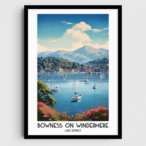 Op de afbeelding: Een vintage reisposter met een schilderachtig uitzicht op Bowness-on-Windermere in het Lake District. De poster toont een pittoresk meer met zeilboten en een stad op de achtergrond, omringd door weelderige groene heuvels en een helderblauwe lucht met pluizige witte wolken.